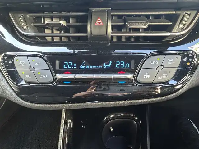 トヨタ Ｃ－ＨＲ G 愛知県 2017(平29)年 7.1万km ホワイトパールクリスタルシャイン 純正ディーラーナビ（AM/FM/CD/DVD/BT/フルセグTV）/トヨタセーフティセンス/　・レーンディパーチャーアラート/　・ブラインドスポットモニター/　・クリアランスソナー/　・プリクラッシュセーフティー/　・リアクロストラフィックアラート/　・オートハイビーム/　・レーダークルーズコントロール/レザーシート/電動パーキングブレーキ/ブレーキホールド/純正18インチアルミホイール/シートヒーター/バックカメラ/デュアルエアコン/自動防眩ミラー/前方ドラレコ/ビルドインETC２．０/オート格納ミラー/ドアバイザー/レベライザー/純正フロアマット