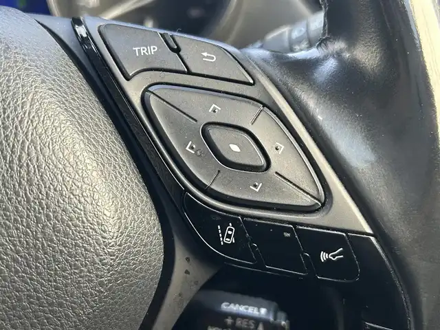 トヨタ Ｃ－ＨＲ G 愛知県 2017(平29)年 7.1万km ホワイトパールクリスタルシャイン 純正ディーラーナビ（AM/FM/CD/DVD/BT/フルセグTV）/トヨタセーフティセンス/　・レーンディパーチャーアラート/　・ブラインドスポットモニター/　・クリアランスソナー/　・プリクラッシュセーフティー/　・リアクロストラフィックアラート/　・オートハイビーム/　・レーダークルーズコントロール/レザーシート/電動パーキングブレーキ/ブレーキホールド/純正18インチアルミホイール/シートヒーター/バックカメラ/デュアルエアコン/自動防眩ミラー/前方ドラレコ/ビルドインETC２．０/オート格納ミラー/ドアバイザー/レベライザー/純正フロアマット