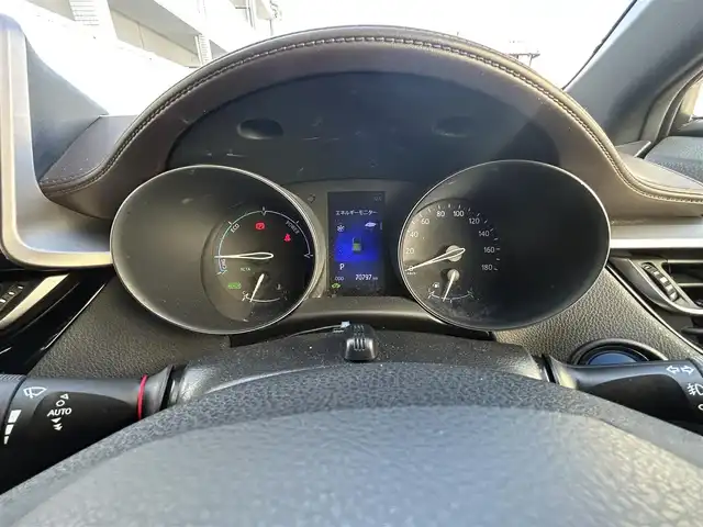 トヨタ Ｃ－ＨＲ G 愛知県 2017(平29)年 7.1万km ホワイトパールクリスタルシャイン 純正ディーラーナビ（AM/FM/CD/DVD/BT/フルセグTV）/トヨタセーフティセンス/　・レーンディパーチャーアラート/　・ブラインドスポットモニター/　・クリアランスソナー/　・プリクラッシュセーフティー/　・リアクロストラフィックアラート/　・オートハイビーム/　・レーダークルーズコントロール/レザーシート/電動パーキングブレーキ/ブレーキホールド/純正18インチアルミホイール/シートヒーター/バックカメラ/デュアルエアコン/自動防眩ミラー/前方ドラレコ/ビルドインETC２．０/オート格納ミラー/ドアバイザー/レベライザー/純正フロアマット