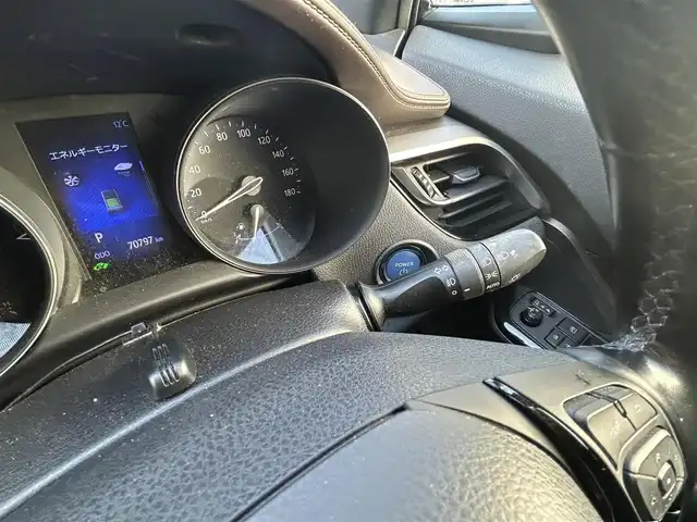 トヨタ Ｃ－ＨＲ G 愛知県 2017(平29)年 7.1万km ホワイトパールクリスタルシャイン 純正ディーラーナビ（AM/FM/CD/DVD/BT/フルセグTV）/トヨタセーフティセンス/　・レーンディパーチャーアラート/　・ブラインドスポットモニター/　・クリアランスソナー/　・プリクラッシュセーフティー/　・リアクロストラフィックアラート/　・オートハイビーム/　・レーダークルーズコントロール/レザーシート/電動パーキングブレーキ/ブレーキホールド/純正18インチアルミホイール/シートヒーター/バックカメラ/デュアルエアコン/自動防眩ミラー/前方ドラレコ/ビルドインETC２．０/オート格納ミラー/ドアバイザー/レベライザー/純正フロアマット