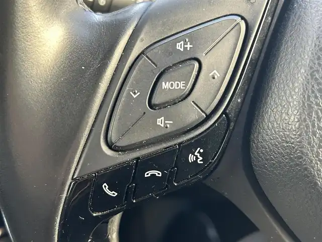 トヨタ Ｃ－ＨＲ G 愛知県 2017(平29)年 7.1万km ホワイトパールクリスタルシャイン 純正ディーラーナビ（AM/FM/CD/DVD/BT/フルセグTV）/トヨタセーフティセンス/　・レーンディパーチャーアラート/　・ブラインドスポットモニター/　・クリアランスソナー/　・プリクラッシュセーフティー/　・リアクロストラフィックアラート/　・オートハイビーム/　・レーダークルーズコントロール/レザーシート/電動パーキングブレーキ/ブレーキホールド/純正18インチアルミホイール/シートヒーター/バックカメラ/デュアルエアコン/自動防眩ミラー/前方ドラレコ/ビルドインETC２．０/オート格納ミラー/ドアバイザー/レベライザー/純正フロアマット