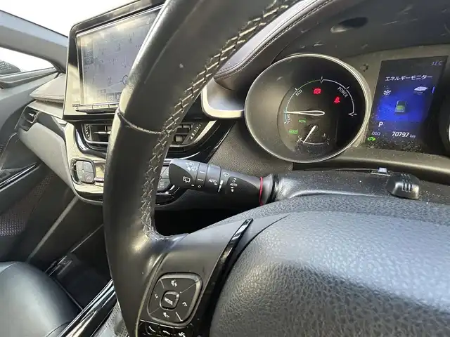 トヨタ Ｃ－ＨＲ G 愛知県 2017(平29)年 7.1万km ホワイトパールクリスタルシャイン 純正ディーラーナビ（AM/FM/CD/DVD/BT/フルセグTV）/トヨタセーフティセンス/　・レーンディパーチャーアラート/　・ブラインドスポットモニター/　・クリアランスソナー/　・プリクラッシュセーフティー/　・リアクロストラフィックアラート/　・オートハイビーム/　・レーダークルーズコントロール/レザーシート/電動パーキングブレーキ/ブレーキホールド/純正18インチアルミホイール/シートヒーター/バックカメラ/デュアルエアコン/自動防眩ミラー/前方ドラレコ/ビルドインETC２．０/オート格納ミラー/ドアバイザー/レベライザー/純正フロアマット