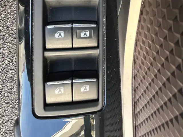 トヨタ Ｃ－ＨＲ G 愛知県 2017(平29)年 7.1万km ホワイトパールクリスタルシャイン 純正ディーラーナビ（AM/FM/CD/DVD/BT/フルセグTV）/トヨタセーフティセンス/　・レーンディパーチャーアラート/　・ブラインドスポットモニター/　・クリアランスソナー/　・プリクラッシュセーフティー/　・リアクロストラフィックアラート/　・オートハイビーム/　・レーダークルーズコントロール/レザーシート/電動パーキングブレーキ/ブレーキホールド/純正18インチアルミホイール/シートヒーター/バックカメラ/デュアルエアコン/自動防眩ミラー/前方ドラレコ/ビルドインETC２．０/オート格納ミラー/ドアバイザー/レベライザー/純正フロアマット