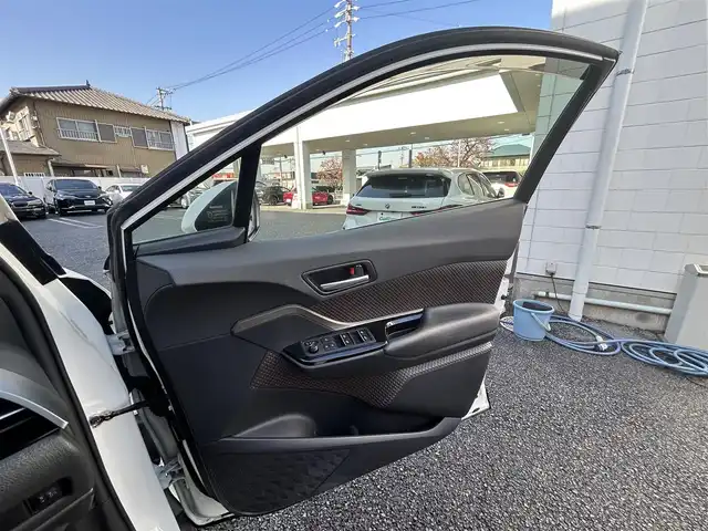 トヨタ Ｃ－ＨＲ G 愛知県 2017(平29)年 7.1万km ホワイトパールクリスタルシャイン 純正ディーラーナビ（AM/FM/CD/DVD/BT/フルセグTV）/トヨタセーフティセンス/　・レーンディパーチャーアラート/　・ブラインドスポットモニター/　・クリアランスソナー/　・プリクラッシュセーフティー/　・リアクロストラフィックアラート/　・オートハイビーム/　・レーダークルーズコントロール/レザーシート/電動パーキングブレーキ/ブレーキホールド/純正18インチアルミホイール/シートヒーター/バックカメラ/デュアルエアコン/自動防眩ミラー/前方ドラレコ/ビルドインETC２．０/オート格納ミラー/ドアバイザー/レベライザー/純正フロアマット