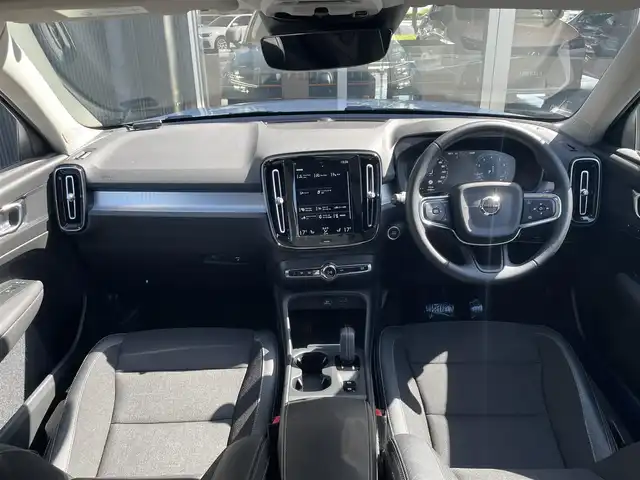 ボルボ ＸＣ４０ T4 モメンタム 香川県 2020(令2)年 3.2万km アイスホワイト パノラマサンルーフ/純正ナビ、地デジ、ＣａｒＰｌａｙ/全方位カメラ/ハーフレザーシート/Ｄ席パワーシートメモリ×２/前席シートヒーター/ハンドルヒーター/ＡＣＣ/ワイヤレス充電/衝突軽減/前後コーナーセンサー/純正19インチアルミ/ＥＴＣ/スマートキー/ＬＥＤライト