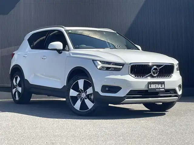 ボルボ ＸＣ４０ T4 モメンタム 香川県 2020(令2)年 3.2万km アイスホワイト パノラマサンルーフ/純正ナビ、地デジ、ＣａｒＰｌａｙ/全方位カメラ/ハーフレザーシート/Ｄ席パワーシートメモリ×２/前席シートヒーター/ハンドルヒーター/ＡＣＣ/ワイヤレス充電/衝突軽減/前後コーナーセンサー/純正19インチアルミ/ＥＴＣ/スマートキー/ＬＥＤライト