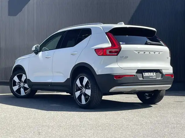 ボルボ ＸＣ４０ T4 モメンタム 香川県 2020(令2)年 3.2万km アイスホワイト パノラマサンルーフ/純正ナビ、地デジ、ＣａｒＰｌａｙ/全方位カメラ/ハーフレザーシート/Ｄ席パワーシートメモリ×２/前席シートヒーター/ハンドルヒーター/ＡＣＣ/ワイヤレス充電/衝突軽減/前後コーナーセンサー/純正19インチアルミ/ＥＴＣ/スマートキー/ＬＥＤライト