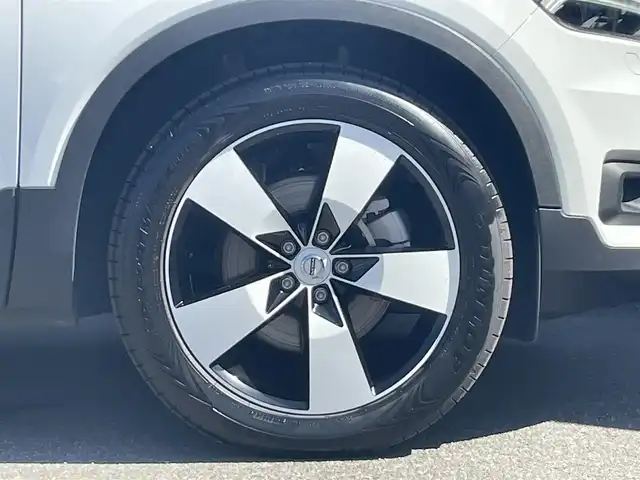 ボルボ ＸＣ４０ T4 モメンタム 香川県 2020(令2)年 3.2万km アイスホワイト パノラマサンルーフ/純正ナビ、地デジ、ＣａｒＰｌａｙ/全方位カメラ/ハーフレザーシート/Ｄ席パワーシートメモリ×２/前席シートヒーター/ハンドルヒーター/ＡＣＣ/ワイヤレス充電/衝突軽減/前後コーナーセンサー/純正19インチアルミ/ＥＴＣ/スマートキー/ＬＥＤライト