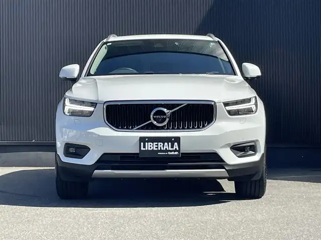 ボルボ ＸＣ４０ T4 モメンタム 香川県 2020(令2)年 3.2万km アイスホワイト パノラマサンルーフ/純正ナビ、地デジ、ＣａｒＰｌａｙ/全方位カメラ/ハーフレザーシート/Ｄ席パワーシートメモリ×２/前席シートヒーター/ハンドルヒーター/ＡＣＣ/ワイヤレス充電/衝突軽減/前後コーナーセンサー/純正19インチアルミ/ＥＴＣ/スマートキー/ＬＥＤライト
