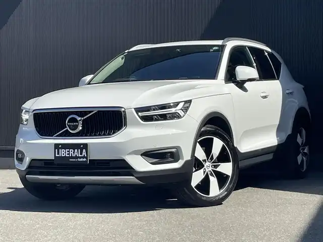 ボルボ ＸＣ４０ T4 モメンタム 香川県 2020(令2)年 3.2万km アイスホワイト パノラマサンルーフ/純正ナビ、地デジ、ＣａｒＰｌａｙ/全方位カメラ/ハーフレザーシート/Ｄ席パワーシートメモリ×２/前席シートヒーター/ハンドルヒーター/ＡＣＣ/ワイヤレス充電/衝突軽減/前後コーナーセンサー/純正19インチアルミ/ＥＴＣ/スマートキー/ＬＥＤライト