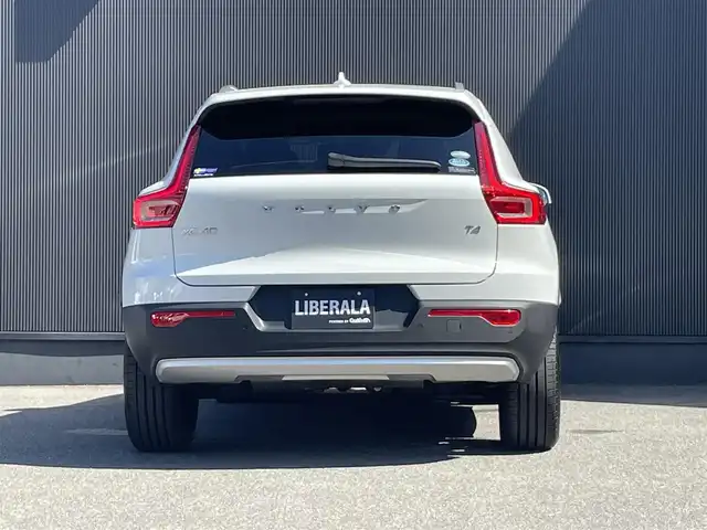 ボルボ ＸＣ４０ T4 モメンタム 香川県 2020(令2)年 3.2万km アイスホワイト パノラマサンルーフ/純正ナビ、地デジ、ＣａｒＰｌａｙ/全方位カメラ/ハーフレザーシート/Ｄ席パワーシートメモリ×２/前席シートヒーター/ハンドルヒーター/ＡＣＣ/ワイヤレス充電/衝突軽減/前後コーナーセンサー/純正19インチアルミ/ＥＴＣ/スマートキー/ＬＥＤライト