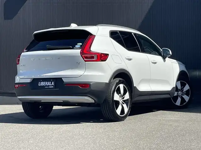 ボルボ ＸＣ４０ T4 モメンタム 香川県 2020(令2)年 3.2万km アイスホワイト パノラマサンルーフ/純正ナビ、地デジ、ＣａｒＰｌａｙ/全方位カメラ/ハーフレザーシート/Ｄ席パワーシートメモリ×２/前席シートヒーター/ハンドルヒーター/ＡＣＣ/ワイヤレス充電/衝突軽減/前後コーナーセンサー/純正19インチアルミ/ＥＴＣ/スマートキー/ＬＥＤライト