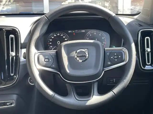 ボルボ ＸＣ４０ T4 モメンタム 香川県 2020(令2)年 3.2万km アイスホワイト パノラマサンルーフ/純正ナビ、地デジ、ＣａｒＰｌａｙ/全方位カメラ/ハーフレザーシート/Ｄ席パワーシートメモリ×２/前席シートヒーター/ハンドルヒーター/ＡＣＣ/ワイヤレス充電/衝突軽減/前後コーナーセンサー/純正19インチアルミ/ＥＴＣ/スマートキー/ＬＥＤライト