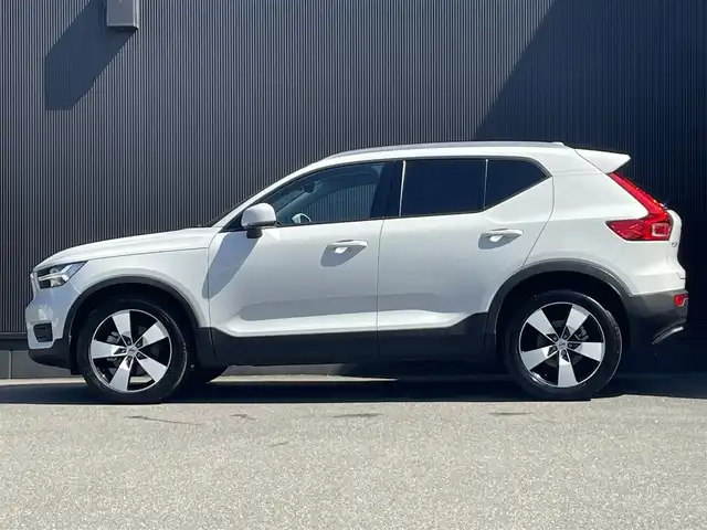 ボルボ ＸＣ４０ T4 モメンタム 香川県 2020(令2)年 3.2万km アイスホワイト パノラマサンルーフ/純正ナビ、地デジ、ＣａｒＰｌａｙ/全方位カメラ/ハーフレザーシート/Ｄ席パワーシートメモリ×２/前席シートヒーター/ハンドルヒーター/ＡＣＣ/ワイヤレス充電/衝突軽減/前後コーナーセンサー/純正19インチアルミ/ＥＴＣ/スマートキー/ＬＥＤライト