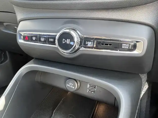ボルボ ＸＣ４０ T4 モメンタム 香川県 2020(令2)年 3.2万km アイスホワイト パノラマサンルーフ/純正ナビ、地デジ、ＣａｒＰｌａｙ/全方位カメラ/ハーフレザーシート/Ｄ席パワーシートメモリ×２/前席シートヒーター/ハンドルヒーター/ＡＣＣ/ワイヤレス充電/衝突軽減/前後コーナーセンサー/純正19インチアルミ/ＥＴＣ/スマートキー/ＬＥＤライト