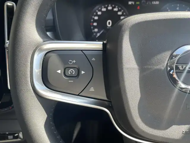 ボルボ ＸＣ４０ T4 モメンタム 香川県 2020(令2)年 3.2万km アイスホワイト パノラマサンルーフ/純正ナビ、地デジ、ＣａｒＰｌａｙ/全方位カメラ/ハーフレザーシート/Ｄ席パワーシートメモリ×２/前席シートヒーター/ハンドルヒーター/ＡＣＣ/ワイヤレス充電/衝突軽減/前後コーナーセンサー/純正19インチアルミ/ＥＴＣ/スマートキー/ＬＥＤライト
