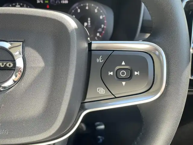 ボルボ ＸＣ４０ T4 モメンタム 香川県 2020(令2)年 3.2万km アイスホワイト パノラマサンルーフ/純正ナビ、地デジ、ＣａｒＰｌａｙ/全方位カメラ/ハーフレザーシート/Ｄ席パワーシートメモリ×２/前席シートヒーター/ハンドルヒーター/ＡＣＣ/ワイヤレス充電/衝突軽減/前後コーナーセンサー/純正19インチアルミ/ＥＴＣ/スマートキー/ＬＥＤライト
