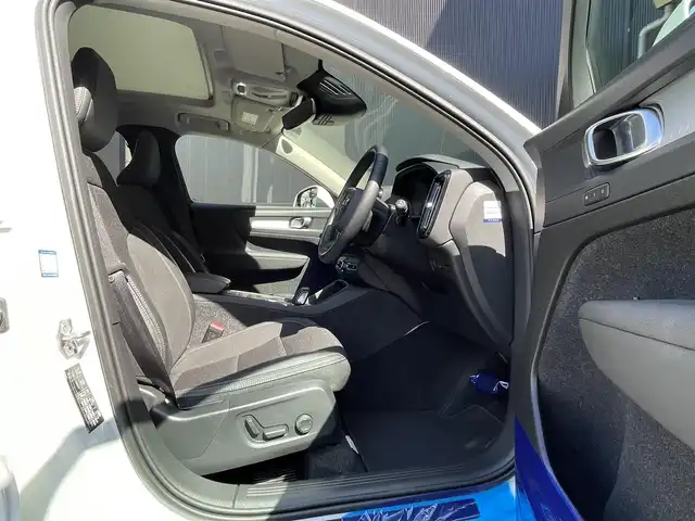 ボルボ ＸＣ４０ T4 モメンタム 香川県 2020(令2)年 3.2万km アイスホワイト パノラマサンルーフ/純正ナビ、地デジ、ＣａｒＰｌａｙ/全方位カメラ/ハーフレザーシート/Ｄ席パワーシートメモリ×２/前席シートヒーター/ハンドルヒーター/ＡＣＣ/ワイヤレス充電/衝突軽減/前後コーナーセンサー/純正19インチアルミ/ＥＴＣ/スマートキー/ＬＥＤライト