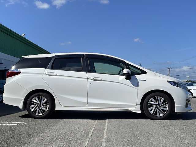 ホンダ シャトル ハイブリッド ホンダセンシング 徳島県 2018(平30)年 5.4万km ホワイトオーキッドパール 禁煙車/純正ナビ/（Bluetooth/CD/SD）/HIDヘッドライト/オートエアコン/社外フロアマット/ETC/純正ホイールキャップ/パワステ/パワーウィンドウ/Wエアバッグ/横滑り防止/盗難防止装置