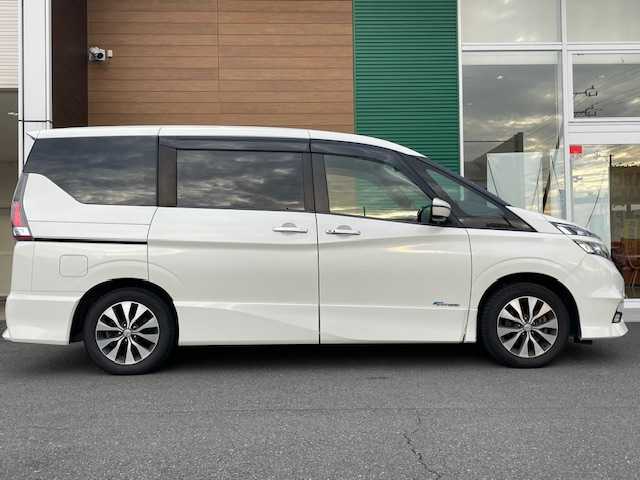 日産 セレナ ハイウェイスター Vセレクション 静岡県 2018(平30)年 4.7万km ブリリアントホワイトパール ワンオーナー/ETC/バックカメラ/クルーズコントロール/フルセグTV/純正SDナビ（CD/Bluetooth機能あり）/純正フロアマット/純正アルミホイール/プッシュスタート/スマートキー/両側パワースライドドア/アイドリングストップ/ウィンカーミラー/ドアバイザー/横滑り防止機能