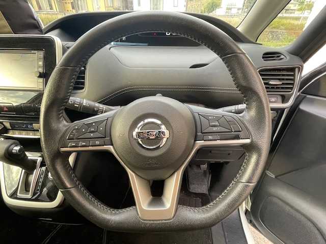 日産 セレナ ハイウェイスター Vセレクション 静岡県 2018(平30)年 4.7万km ブリリアントホワイトパール ワンオーナー/ETC/バックカメラ/クルーズコントロール/フルセグTV/純正SDナビ（CD/Bluetooth機能あり）/純正フロアマット/純正アルミホイール/プッシュスタート/スマートキー/両側パワースライドドア/アイドリングストップ/ウィンカーミラー/ドアバイザー/横滑り防止機能