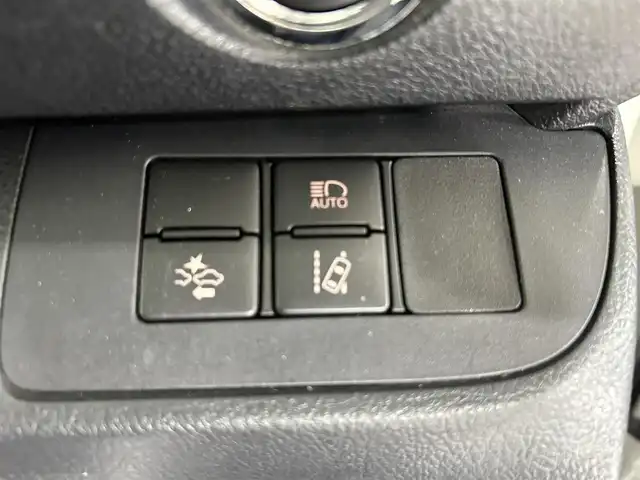 トヨタ シエンタ G 佐賀県 2017(平29)年 2.8万km ホワイトパールクリスタルシャイン 純正７インチナビ/フルセグTV/CD/DVD/Bluetooth/バックカメラ/衝突被害軽減システム/車線逸脱警報/先行車発進お知らせ機能/オートライト/オートマチックハイビーム/LEDヘッドライト/フォグライト/横滑り防止装置/ビルトインETC/アイドリングストップ/両側パワースライドドア/ISOFIX対応シート/純正フロアマット/ドアバイザー/スマートキー/スペアキー×１/ステアリングスイッチ/電動格納ミラー