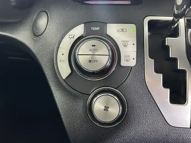 トヨタ シエンタ G 佐賀県 2017(平29)年 2.8万km ホワイトパールクリスタルシャイン 純正７インチナビ/フルセグTV/CD/DVD/Bluetooth/バックカメラ/衝突被害軽減システム/車線逸脱警報/先行車発進お知らせ機能/オートライト/オートマチックハイビーム/LEDヘッドライト/フォグライト/横滑り防止装置/ビルトインETC/アイドリングストップ/両側パワースライドドア/ISOFIX対応シート/純正フロアマット/ドアバイザー/スマートキー/スペアキー×１/ステアリングスイッチ/電動格納ミラー