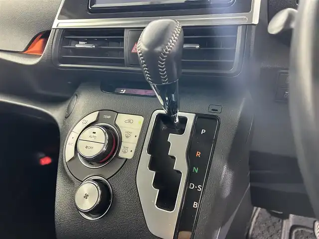 トヨタ シエンタ G 佐賀県 2017(平29)年 2.8万km ホワイトパールクリスタルシャイン 純正７インチナビ/フルセグTV/CD/DVD/Bluetooth/バックカメラ/衝突被害軽減システム/車線逸脱警報/先行車発進お知らせ機能/オートライト/オートマチックハイビーム/LEDヘッドライト/フォグライト/横滑り防止装置/ビルトインETC/アイドリングストップ/両側パワースライドドア/ISOFIX対応シート/純正フロアマット/ドアバイザー/スマートキー/スペアキー×１/ステアリングスイッチ/電動格納ミラー