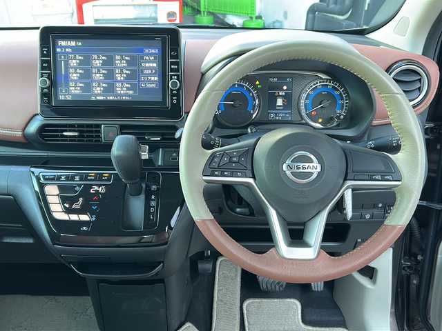 日産 デイズ ボレロ 広島県 2021(令3)年 1.7万km ベージュⅡ 禁煙/カラーコード：W13C22/エマージェンシーブレーキ/車線逸脱警報/ハイビームアシスト/コーナーセンサー/純正９型ナビ（MM320D-L）/・フルセグ/CD/DVD/Bluetooth/AUX/アラウンドビューモニター/革巻きステアリング/ステアリングスイッチ/オートライト/電動格納ウィンカーミラー/ハーフレザーシート/スマートキー/プッシュスタート/純正ドアバイザー