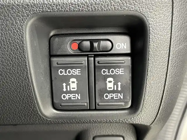 ホンダ Ｎ ＢＯＸ G SSパッケージ 道央・札幌 2017(平29)年 8.1万km プレミアムホワイトパールⅡ ・４WD/・純正ナビ/　CD/DVD/SD/BT/フルセグ/・バックカメラ/・ビルトインETC/・両側パワースライドドア/・シートヒーター/・横滑り防止/・HIDヘッドライト/・フォグライト/・オートライト/・プッシュスタート/・スマートキー/・純正フロアマット/・ドアバイザー