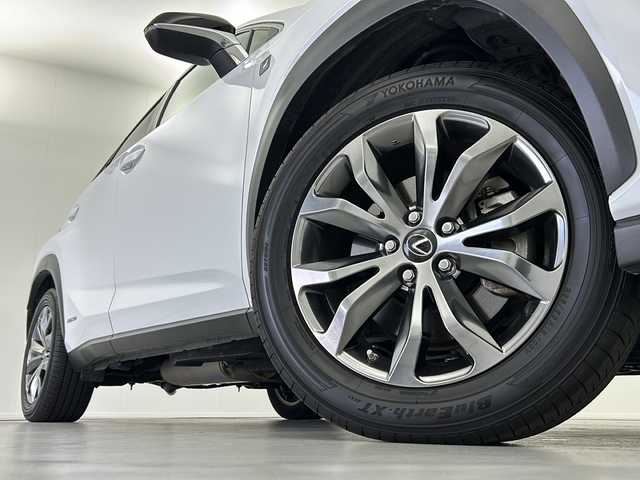 レクサス ＮＸ 300h Fスポーツ 岐阜県 2019(令1)年 8.4万km ホワイトノーヴァガラスフレーク ETC2.0/ドライブレコーダー/プッシュスタート/スマートキー/ステアリングリモコン/パドルシフト/純正ディスプレイオーディオ（ナビ付）/フルセグTV/Bluetooth接続/CD/DVD/USB端子/レーダークルーズコントロール（追従あり）/ステアリングヒーター/電動リヤゲート/全周囲カメラ/レーンキープアシスト/衝突軽減ブレーキ/パーキングサポートブレーキ/コーナーセンサー/サンルーフ付き/純正アルミホイール/電格ミラー/LEDヘッドライト/オートライト/オートハイビーム/エアバック（運転席＋助手席＋サイド）/パワーシート（運転席＋助手席）/シートメモリ/シートヒーター/シートクーラー/レザーシート（赤色）/フロアマット/本革巻きステアリング/UVカットガラス/アルミペダル