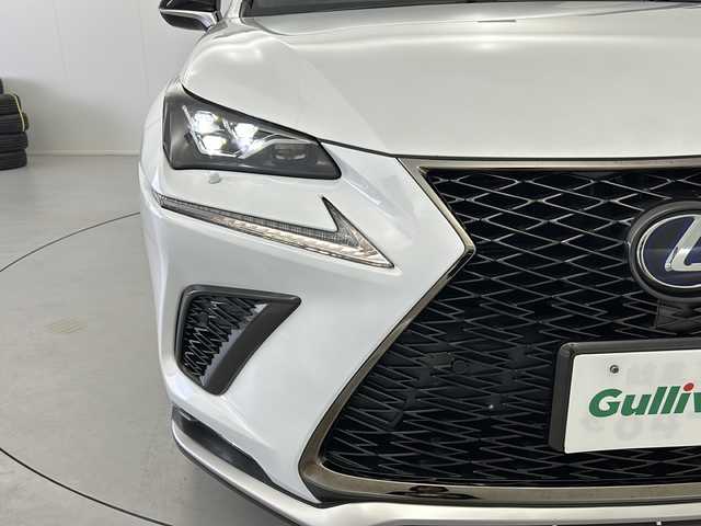 レクサス ＮＸ 300h Fスポーツ 岐阜県 2019(令1)年 8.4万km ホワイトノーヴァガラスフレーク ETC2.0/ドライブレコーダー/プッシュスタート/スマートキー/ステアリングリモコン/パドルシフト/純正ディスプレイオーディオ（ナビ付）/フルセグTV/Bluetooth接続/CD/DVD/USB端子/レーダークルーズコントロール（追従あり）/ステアリングヒーター/電動リヤゲート/全周囲カメラ/レーンキープアシスト/衝突軽減ブレーキ/パーキングサポートブレーキ/コーナーセンサー/サンルーフ付き/純正アルミホイール/電格ミラー/LEDヘッドライト/オートライト/オートハイビーム/エアバック（運転席＋助手席＋サイド）/パワーシート（運転席＋助手席）/シートメモリ/シートヒーター/シートクーラー/レザーシート（赤色）/フロアマット/本革巻きステアリング/UVカットガラス/アルミペダル