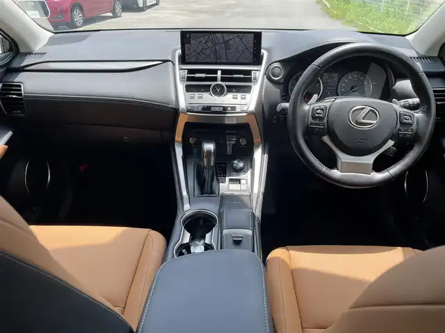 レクサス ＮＸ 300 福岡県 2020(令2)年 5.3万km ソニッククォーツ フロントエアロ/サンルーフ/カードキー/セーフティシステムプラス/・プリクラッシュセーフティシステム/・レーントレーシングアシスト/・レーダークルーズコントロール/ブラインドスポットモニター/純正ナビ（AM.FM.CD.DVD.Blu-ray.Bluetooth）/前後ドライブレコーダー/ビルドインETC/ヘッドアップディスプレイ/純正18インチAW/純正フロアマット/12Vソケット/革巻きステアリングホイール/パドルシフト/ステアリングヒーター/パワーシート（運転席ポジションメモリー付/助手席）/シートヒーター（前席）/１００V充電/ラゲッチマット/電動リアゲート/ヘッドランプクリーナー/シーケンシャルウィンカー