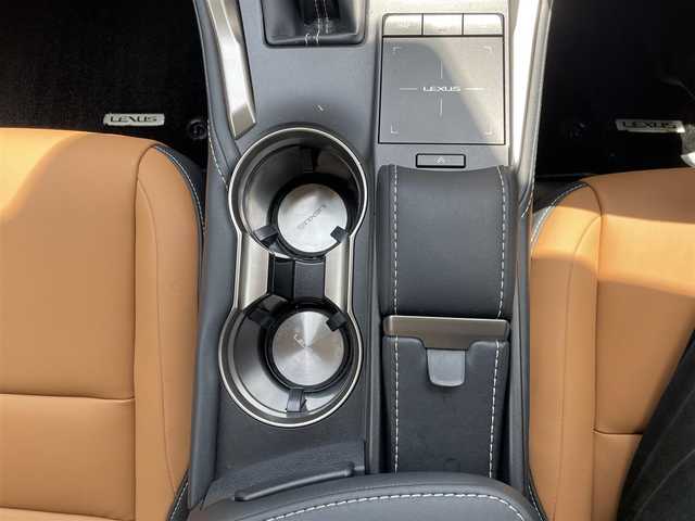 レクサス ＮＸ 300 福岡県 2020(令2)年 5.3万km ソニッククォーツ フロントエアロ/サンルーフ/カードキー/セーフティシステムプラス/・プリクラッシュセーフティシステム/・レーントレーシングアシスト/・レーダークルーズコントロール/ブラインドスポットモニター/純正ナビ（AM.FM.CD.DVD.Blu-ray.Bluetooth）/前後ドライブレコーダー/ビルドインETC/ヘッドアップディスプレイ/純正18インチAW/純正フロアマット/12Vソケット/革巻きステアリングホイール/パドルシフト/ステアリングヒーター/パワーシート（運転席ポジションメモリー付/助手席）/シートヒーター（前席）/１００V充電/ラゲッチマット/電動リアゲート/ヘッドランプクリーナー/シーケンシャルウィンカー