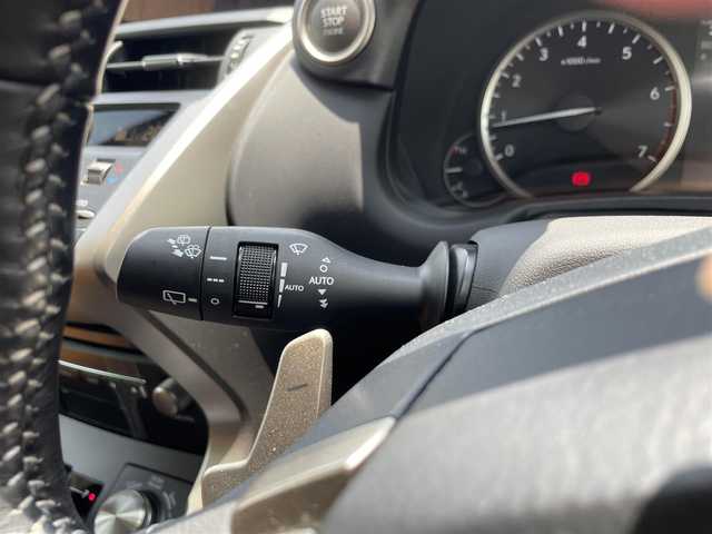 レクサス ＮＸ 300 福岡県 2020(令2)年 5.3万km ソニッククォーツ フロントエアロ/サンルーフ/カードキー/セーフティシステムプラス/・プリクラッシュセーフティシステム/・レーントレーシングアシスト/・レーダークルーズコントロール/ブラインドスポットモニター/純正ナビ（AM.FM.CD.DVD.Blu-ray.Bluetooth）/前後ドライブレコーダー/ビルドインETC/ヘッドアップディスプレイ/純正18インチAW/純正フロアマット/12Vソケット/革巻きステアリングホイール/パドルシフト/ステアリングヒーター/パワーシート（運転席ポジションメモリー付/助手席）/シートヒーター（前席）/１００V充電/ラゲッチマット/電動リアゲート/ヘッドランプクリーナー/シーケンシャルウィンカー