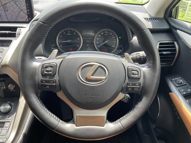 レクサス ＮＸ 300 福岡県 2020(令2)年 5.3万km ソニッククォーツ フロントエアロ/サンルーフ/カードキー/セーフティシステムプラス/・プリクラッシュセーフティシステム/・レーントレーシングアシスト/・レーダークルーズコントロール/ブラインドスポットモニター/純正ナビ（AM.FM.CD.DVD.Blu-ray.Bluetooth）/前後ドライブレコーダー/ビルドインETC/ヘッドアップディスプレイ/純正18インチAW/純正フロアマット/12Vソケット/革巻きステアリングホイール/パドルシフト/ステアリングヒーター/パワーシート（運転席ポジションメモリー付/助手席）/シートヒーター（前席）/１００V充電/ラゲッチマット/電動リアゲート/ヘッドランプクリーナー/シーケンシャルウィンカー