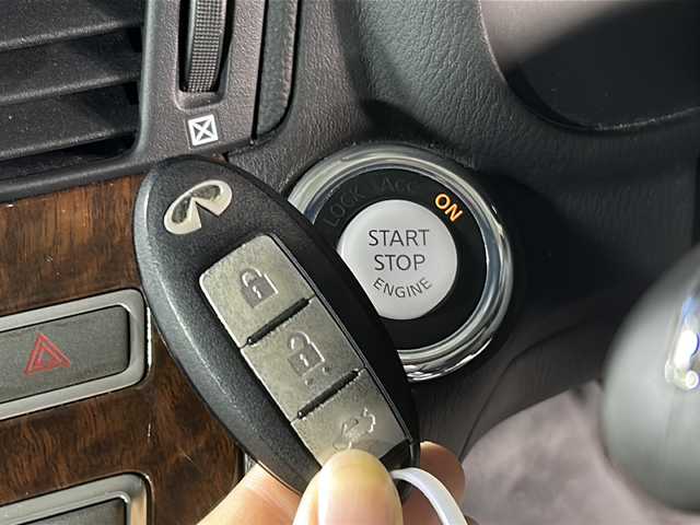 日産 フーガ 370GT 広島県 2015(平27)年 9.9万km ダークメタルグレー 衝突被害軽減ブレーキ/レーンキープアシスト/後側方衝突防止支援システム/ハーフレザーシート/パワーシート/純正HDDナビ/　(AM/FM/CD/DVD/TV/HDD/Bluetooth)/フルセグTV/バックカメラ/レーダークルーズコントロール/ステアリングスイッチ/革巻きステアリング/LEDライト/オートライト/スマートキー/スペアキー/プッシュスタート/社外アルミホイール20インチ/電格ミラー/純正フロアマット/車高調
