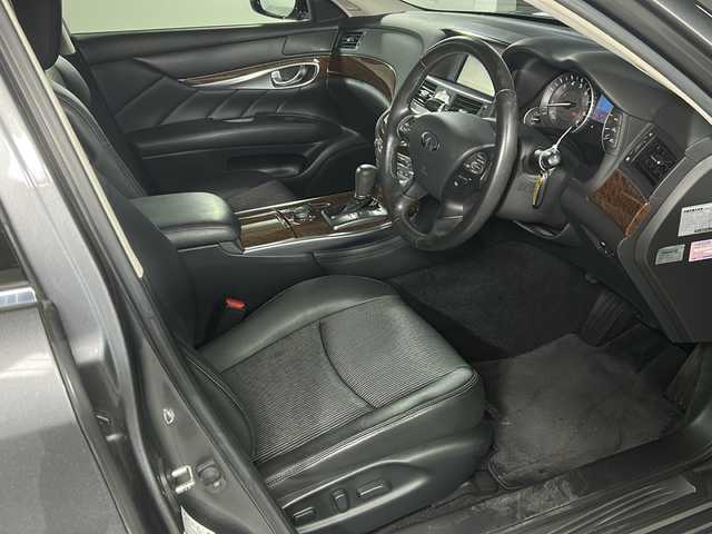 日産 フーガ 370GT 広島県 2015(平27)年 9.9万km ダークメタルグレー 衝突被害軽減ブレーキ/レーンキープアシスト/後側方衝突防止支援システム/ハーフレザーシート/パワーシート/純正HDDナビ/　(AM/FM/CD/DVD/TV/HDD/Bluetooth)/フルセグTV/バックカメラ/レーダークルーズコントロール/ステアリングスイッチ/革巻きステアリング/LEDライト/オートライト/スマートキー/スペアキー/プッシュスタート/社外アルミホイール20インチ/電格ミラー/純正フロアマット/車高調