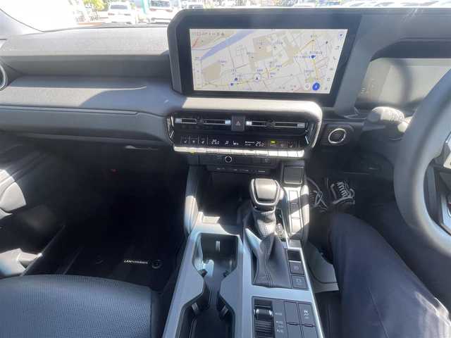 トヨタ ランドクルーザー ２５０ VX 神奈川県 2024(令6)年 0.2万km アバンギャルドブロンズメタリック ワンオーナー/12.3インチディスプレイオーディオ/　・パノラミックビューモニター/　・フルセグTV/BT/AppleCarPlay/AndroidAuto/Toyota Safety Sense/　・プリクラッシュセーフティ/　・LTA＋LDA/　・レーダークルーズコントロール/　・オートマチックハイビーム/　・ロードサインアシスト/　・ドライバー異常時対応システム/　・プロアクティブドライビングシステム/　・発進遅れ告知機能/サンルーフ/前席/　・シートヒーター/　・シートベンチレーション/純正18インチAW/前後ドラレコ/HDMI入力端子/ルーフレール/スマートキー×2/取扱説明書/整備記録簿