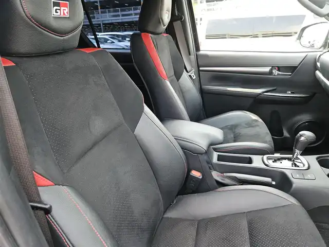 トヨタ ハイラックス Z GRスポーツ 鹿児島県 2022(令4)年 3.4万km アティチュードブラックマイカ 〇純正8インチディスプレイオーディオ＋ナビ/〇バックカメラ/〇パノラマモニター/〇ETC/〇前後ドライブレコーダー/〇トノカバー/〇レーダークルーズコントロール/〇コーナーセンサー/〇プリクラッシュセーフティシステム/〇レーンディバーチャアラート/〇ダウンヒルアシストコントロール/〇ターボ/〇LEDヘッドランプ/〇LEDフロントフォグランプ/〇オートライト/〇左右独立温度調整オートエアコン/〇ハーフレザーシート/〇運転席パワーシート/〇パドルシフト/〇革巻きステアリングホイール/〇純正18インチアルミホイール/〇禁煙車