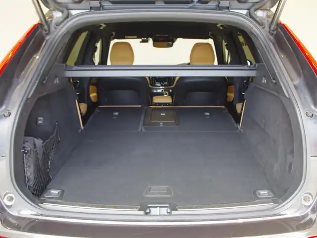 ボルボ ＸＣ６０ B5 AWD インスクリプション 岐阜県 2020(令2)年 6.2万km ガンＭ harman/kardonプレミアムスピーカー/City Safety　衝突軽減ブレーキ/歩行者、サイクリスト、大型動物検知/インターセクションサポート（右折時対向車検知）/衝突回避支援/対向車線衝突回避支援/アダプティブクルーズコントロール/パイロットアシスト（車検維持支援）/ブラインドスポットインフォメーション/レーンチェンジマージエイド/レーンキーピングエイド/ロードサインインフォメーション/フルアクティブハイビーム/純正HDDナビゲーション/フルセグTV/Bluetooth/AppleCarPlay/Android Auto/ヘッドアップディスプレイ/３６０°カメラ/インテリアイルミネーション/革シート/シートベンチレーション/リラクゼーション機能/ETC2.0