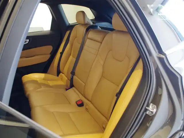 ボルボ ＸＣ６０ B5 AWD インスクリプション 岐阜県 2020(令2)年 6.2万km ガンＭ harman/kardonプレミアムスピーカー/City Safety　衝突軽減ブレーキ/歩行者、サイクリスト、大型動物検知/インターセクションサポート（右折時対向車検知）/衝突回避支援/対向車線衝突回避支援/アダプティブクルーズコントロール/パイロットアシスト（車検維持支援）/ブラインドスポットインフォメーション/レーンチェンジマージエイド/レーンキーピングエイド/ロードサインインフォメーション/フルアクティブハイビーム/純正HDDナビゲーション/フルセグTV/Bluetooth/AppleCarPlay/Android Auto/ヘッドアップディスプレイ/３６０°カメラ/インテリアイルミネーション/革シート/シートベンチレーション/リラクゼーション機能/ETC2.0