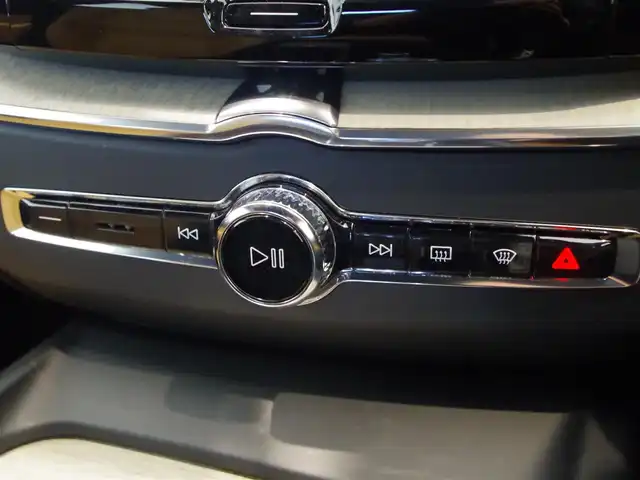 ボルボ ＸＣ６０ B5 AWD インスクリプション 岐阜県 2020(令2)年 6.2万km ガンＭ harman/kardonプレミアムスピーカー/City Safety　衝突軽減ブレーキ/歩行者、サイクリスト、大型動物検知/インターセクションサポート（右折時対向車検知）/衝突回避支援/対向車線衝突回避支援/アダプティブクルーズコントロール/パイロットアシスト（車検維持支援）/ブラインドスポットインフォメーション/レーンチェンジマージエイド/レーンキーピングエイド/ロードサインインフォメーション/フルアクティブハイビーム/純正HDDナビゲーション/フルセグTV/Bluetooth/AppleCarPlay/Android Auto/ヘッドアップディスプレイ/３６０°カメラ/インテリアイルミネーション/革シート/シートベンチレーション/リラクゼーション機能/ETC2.0
