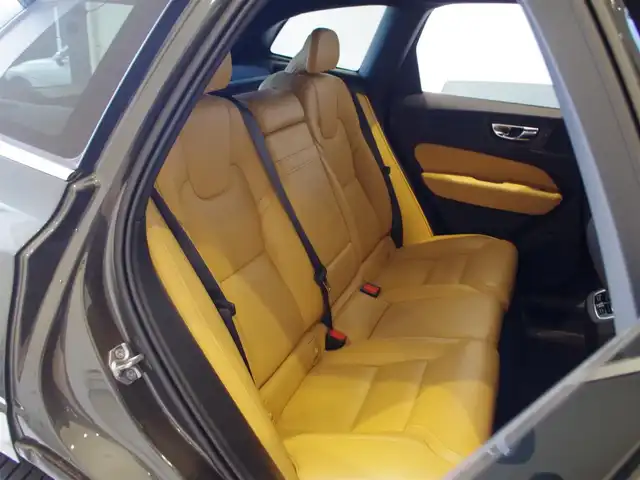 ボルボ ＸＣ６０ B5 AWD インスクリプション 岐阜県 2020(令2)年 6.2万km ガンＭ harman/kardonプレミアムスピーカー/City Safety　衝突軽減ブレーキ/歩行者、サイクリスト、大型動物検知/インターセクションサポート（右折時対向車検知）/衝突回避支援/対向車線衝突回避支援/アダプティブクルーズコントロール/パイロットアシスト（車検維持支援）/ブラインドスポットインフォメーション/レーンチェンジマージエイド/レーンキーピングエイド/ロードサインインフォメーション/フルアクティブハイビーム/純正HDDナビゲーション/フルセグTV/Bluetooth/AppleCarPlay/Android Auto/ヘッドアップディスプレイ/３６０°カメラ/インテリアイルミネーション/革シート/シートベンチレーション/リラクゼーション機能/ETC2.0