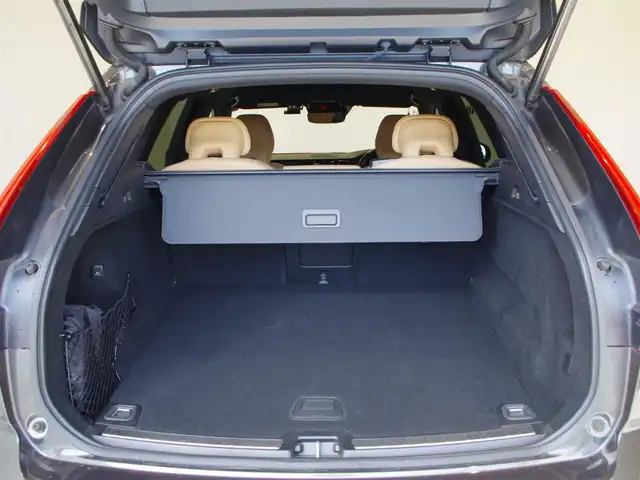 ボルボ ＸＣ６０ B5 AWD インスクリプション 岐阜県 2020(令2)年 6.2万km ガンＭ harman/kardonプレミアムスピーカー/City Safety　衝突軽減ブレーキ/歩行者、サイクリスト、大型動物検知/インターセクションサポート（右折時対向車検知）/衝突回避支援/対向車線衝突回避支援/アダプティブクルーズコントロール/パイロットアシスト（車検維持支援）/ブラインドスポットインフォメーション/レーンチェンジマージエイド/レーンキーピングエイド/ロードサインインフォメーション/フルアクティブハイビーム/純正HDDナビゲーション/フルセグTV/Bluetooth/AppleCarPlay/Android Auto/ヘッドアップディスプレイ/３６０°カメラ/インテリアイルミネーション/革シート/シートベンチレーション/リラクゼーション機能/ETC2.0
