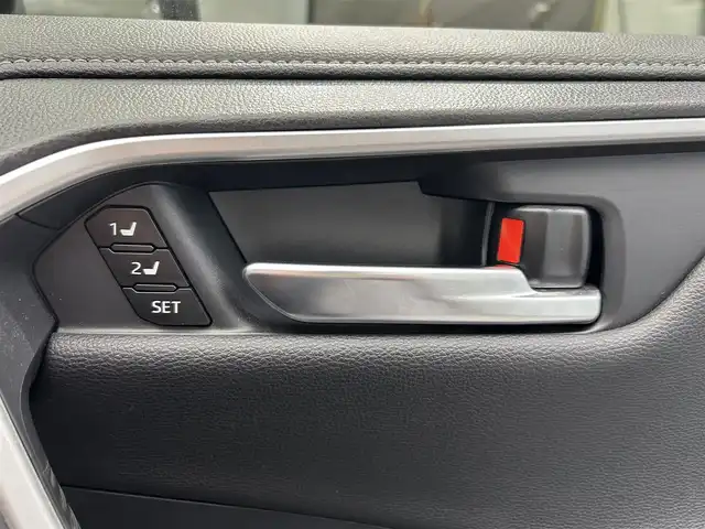 トヨタ ＲＡＶ４ ハイブリッドG 鹿児島県 2023(令5)年 4.1万km プラチナホワイトパールマイカ ディスプレイオーディオ/(フルセグTV/AppleCarPlay/AndroidAuto)/パノラミックビューモニター/ビルトインETC2.0/前席シートヒーター+シートベンチレーション/ステアリングヒーター/運転席パワーシート/ハンズフリーパワーバックドア/Toyota Safety Sense/　・プリクラッシュセーフティ/　・レーントレーシングアシスト/　・レーダークルーズコントロール/　・オートマチックハイビーム/　・ロードサインアシスト/ブラインドスポットモニター/電動パーキングブレーキ/オートブレーキホールド/LEDヘッドライト/電動格納ミラー/ドアバイザー