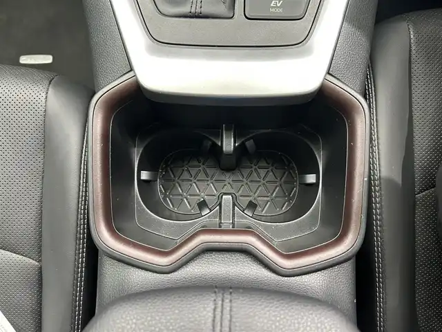 トヨタ ＲＡＶ４ ハイブリッドG 鹿児島県 2023(令5)年 4.1万km プラチナホワイトパールマイカ ディスプレイオーディオ/(フルセグTV/AppleCarPlay/AndroidAuto)/パノラミックビューモニター/ビルトインETC2.0/前席シートヒーター+シートベンチレーション/ステアリングヒーター/運転席パワーシート/ハンズフリーパワーバックドア/Toyota Safety Sense/　・プリクラッシュセーフティ/　・レーントレーシングアシスト/　・レーダークルーズコントロール/　・オートマチックハイビーム/　・ロードサインアシスト/ブラインドスポットモニター/電動パーキングブレーキ/オートブレーキホールド/LEDヘッドライト/電動格納ミラー/ドアバイザー