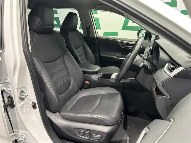 トヨタ ＲＡＶ４ ハイブリッドG 鹿児島県 2023(令5)年 4.1万km プラチナホワイトパールマイカ ディスプレイオーディオ/(フルセグTV/AppleCarPlay/AndroidAuto)/パノラミックビューモニター/ビルトインETC2.0/前席シートヒーター+シートベンチレーション/ステアリングヒーター/運転席パワーシート/ハンズフリーパワーバックドア/Toyota Safety Sense/　・プリクラッシュセーフティ/　・レーントレーシングアシスト/　・レーダークルーズコントロール/　・オートマチックハイビーム/　・ロードサインアシスト/ブラインドスポットモニター/電動パーキングブレーキ/オートブレーキホールド/LEDヘッドライト/電動格納ミラー/ドアバイザー