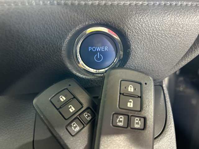 トヨタ シエンタ ハイブリッド G 佐賀県 2016(平28)年 5.4万km ブラックマイカ 純正7インチナビ/フルセグTV/CD/DVD/Bluetooth/バックカメラ/アルパイン製10.2インチフリップダウンモニター/衝突被害軽減システム/車線逸脱警報/先行車発進告知機能/横滑り防止装置/オートライト/オートマチックハイビーム/LEDヘッドライト/フォグライト/ビルトインETC/前方ドライブレコーダー/両側パワースライドドア/ISOFIX対応シート/運転席・助手席シートヒーター/純正フロアマット/純正ドアバイザー/社外15インチアルミホイール/ステアリングスイッチ/電動格納ミラー/スマートキー×２