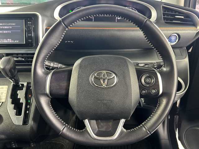 トヨタ シエンタ ハイブリッド G 佐賀県 2016(平28)年 5.4万km ブラックマイカ 純正7インチナビ/フルセグTV/CD/DVD/Bluetooth/バックカメラ/アルパイン製10.2インチフリップダウンモニター/衝突被害軽減システム/車線逸脱警報/先行車発進告知機能/横滑り防止装置/オートライト/オートマチックハイビーム/LEDヘッドライト/フォグライト/ビルトインETC/前方ドライブレコーダー/両側パワースライドドア/ISOFIX対応シート/運転席・助手席シートヒーター/純正フロアマット/純正ドアバイザー/社外15インチアルミホイール/ステアリングスイッチ/電動格納ミラー/スマートキー×２